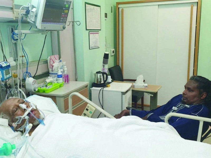 عمر بانعمة في المستشفى قبل وفاته ويبدو ابنه عبدالله (مكة)