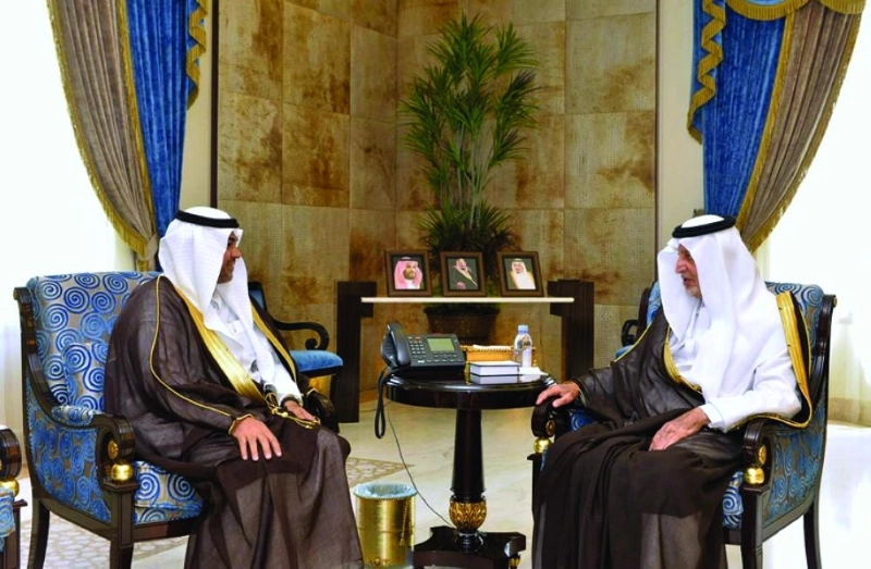 خالد الفيصل خلال لقائه أحمد الزايدي (واس)