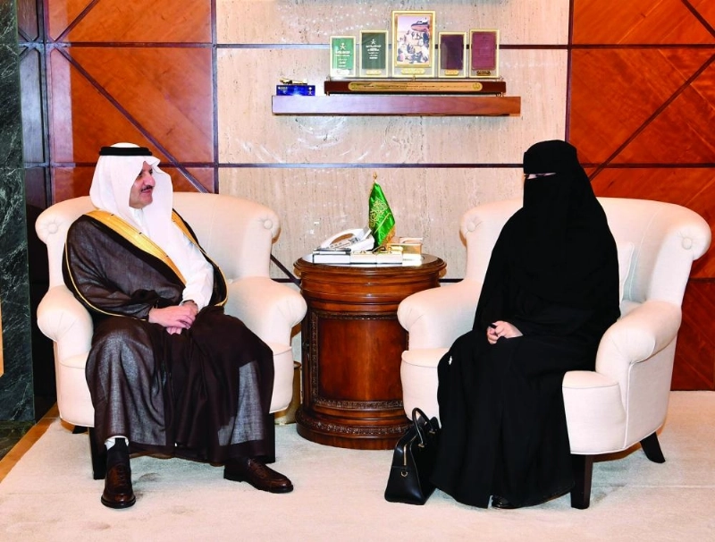 سعود بن نايف لدى استقباله شيخة الدوسري (واس)