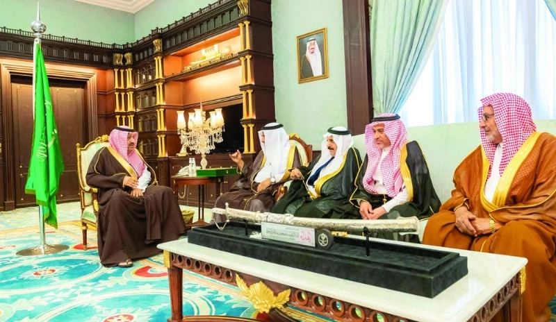حسام بن سعود خلال استقباله رئيس وأعضاء المجلس البلدي (واس)