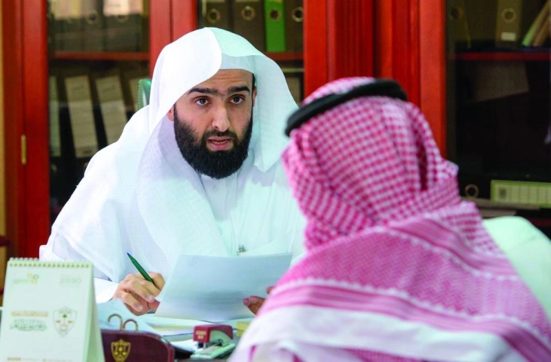 .. وخلال استماعه لأحد المراجعين (واس)