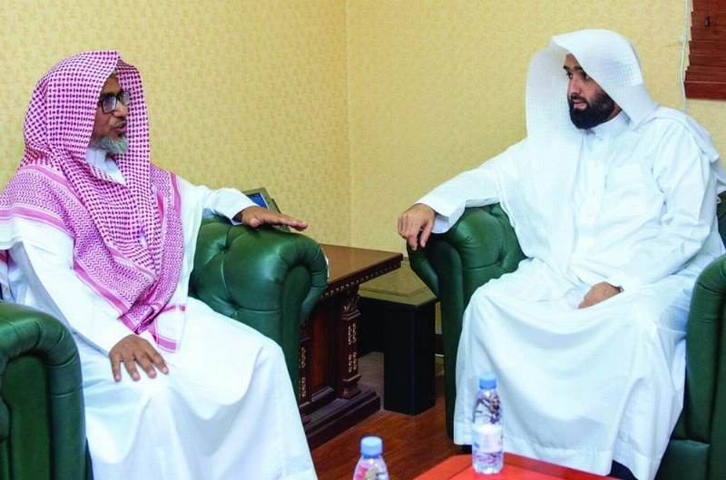 خالد اليوسف خلال الزيارة (واس)