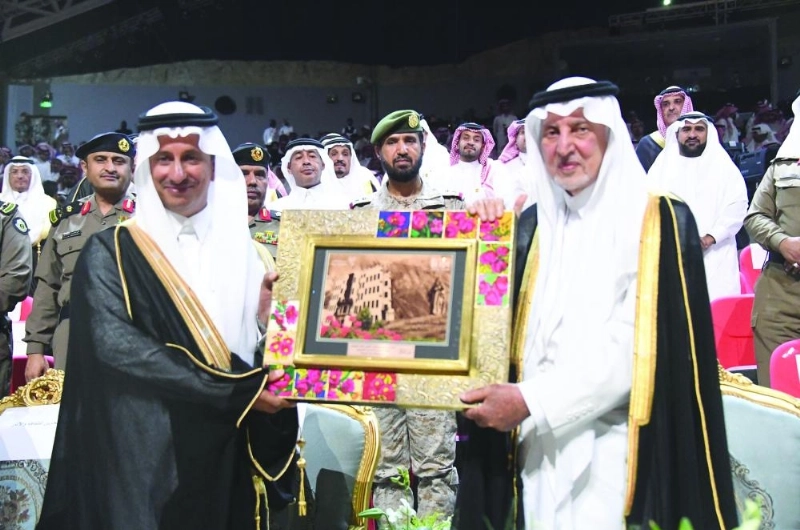 ..ويتسلم هدية تذكارية