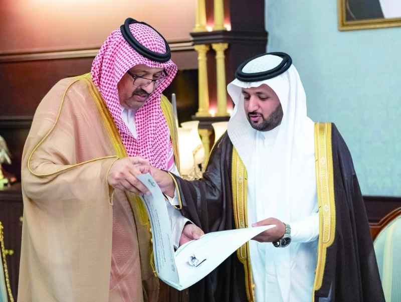 حسام بن سعود خلال استقباله حمود القحطاني (واس)