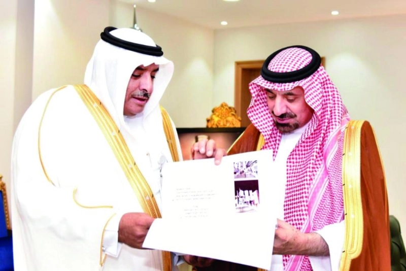 جلوي بن عبدالعزيز خلال لقائه صالح آل مريح (واس)