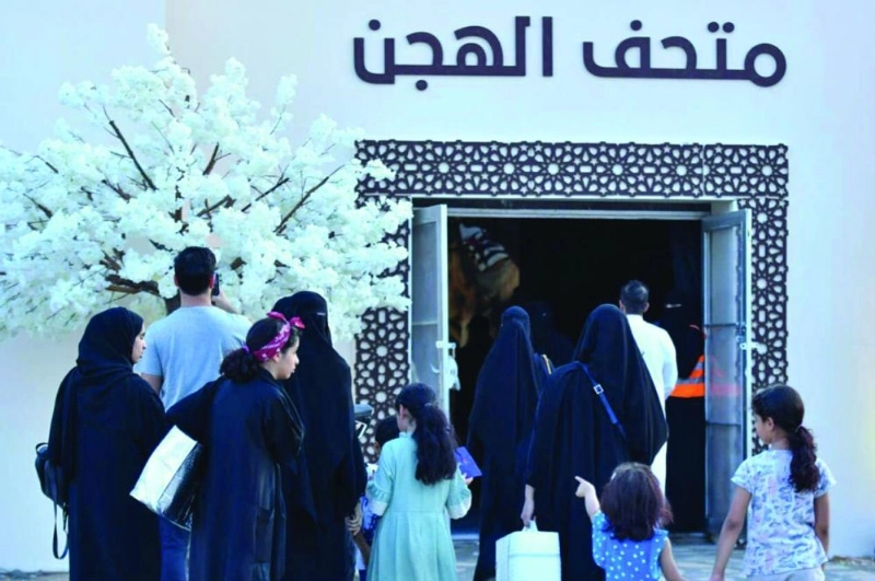 زوار في طريقهم إلى متحف الهجن (مكة)