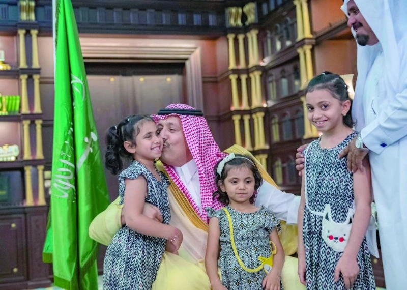 حسام بن سعود يستقبل بنات أحد الشهداء (واس)