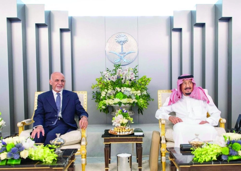 الملك سلمان لدى استقباله محمد أشرف غني في قصر السلام بجدة (واس)