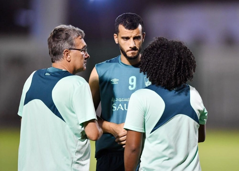 عمر السومة في حديث مع المدرب برانكو (إعلامي الأهلي)