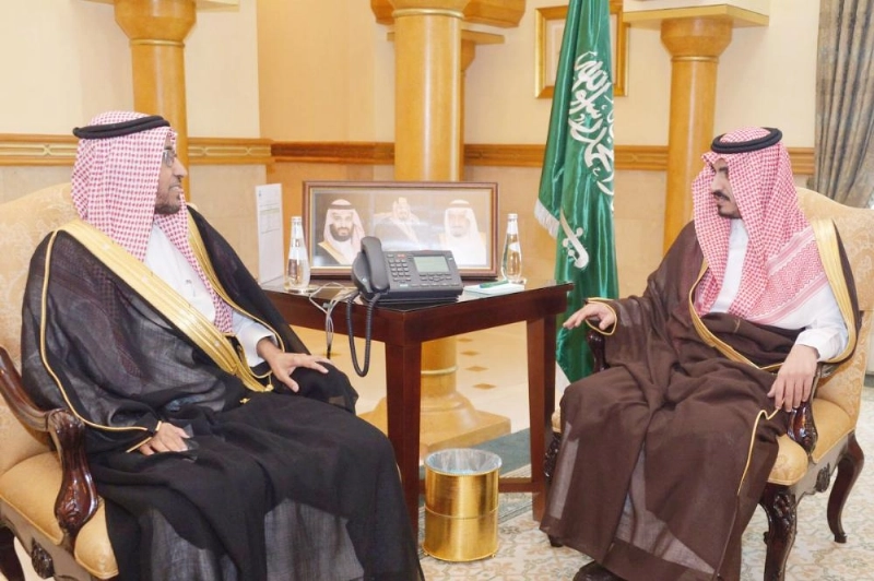 بدر بن سلطان خلال لقائه سعد المسعودي (مكة)