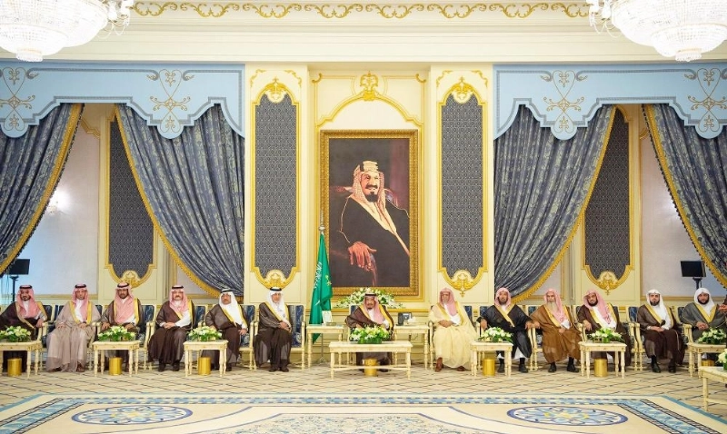 الملك سلمان لدى استقباله الأمراء والعلماء وجمعا من المواطنين بقصر السلام في جدة أمس (واس)