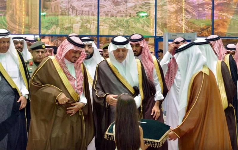 خالد الفيصل لدى رعايته انطلاق ملتقى ومعرض العمرة بجدة أمس (مكة)