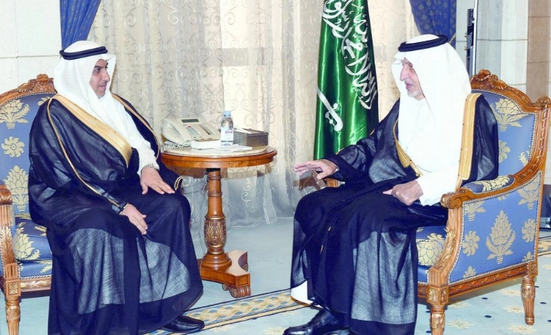 خالد الفيصل لدى استقباله أحمد الوردي (مكة)