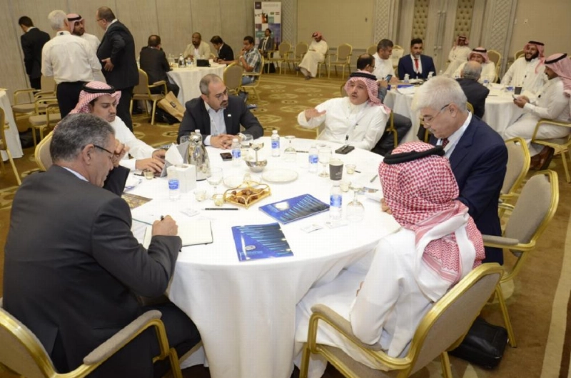 ممثلون لشركات سعودية وعراقية خلال الندوة