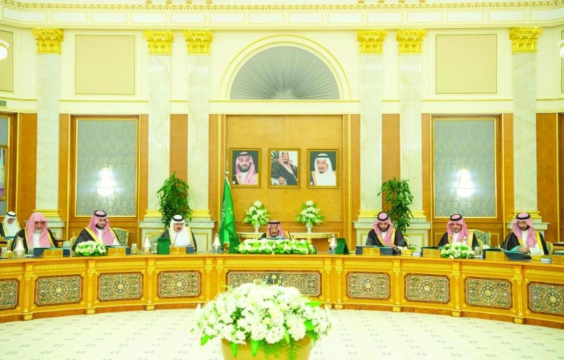 الملك سلمان لدى ترؤسه جلسة مجلس الوزراء في قصر السلام بجدة أمس (واس)
