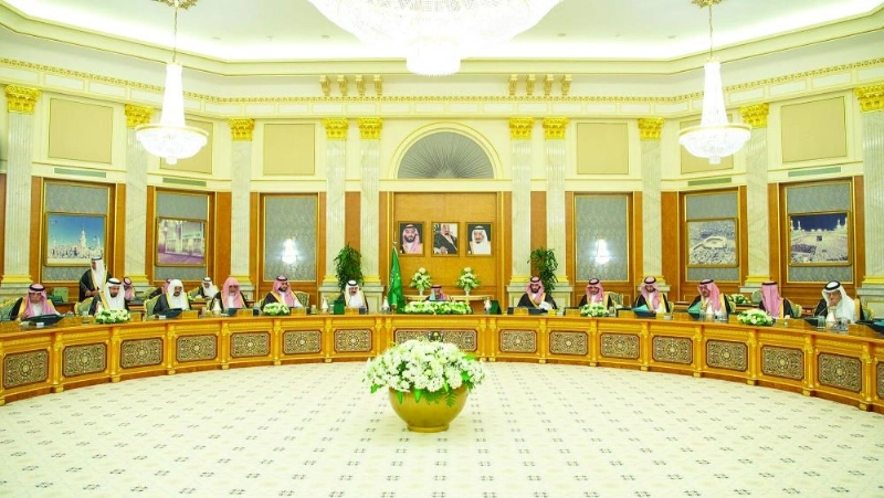 الملك سلمان لدى ترؤسه جلسة مجلس الوزراء في قصر السلام بجدة أمس (واس)