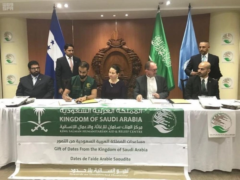 فريق مركز الملك سلمان للإغاثة يسلم برنامج الأغذية العالمي في جمهورية هندوراس 260 طنا من التمور