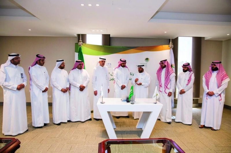 جانب من إطلاق برنامج التسجيل المهني (العمل)