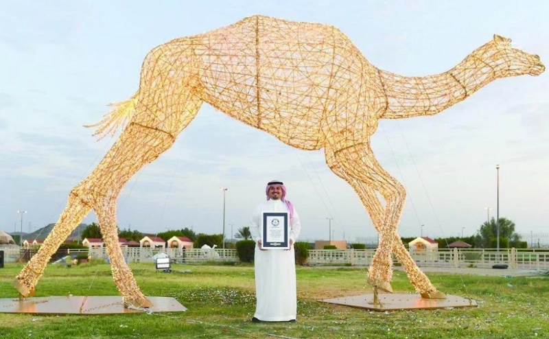 فهد بن جلوي يحمل شهادة جينيس لأكبر مجسم هجن بالعالم (مكة)