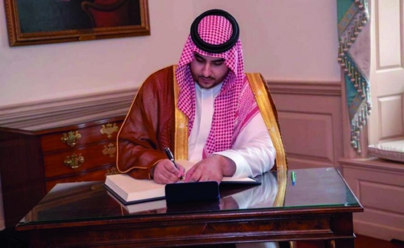 .. ويدون كلمة في سجل الزيارات