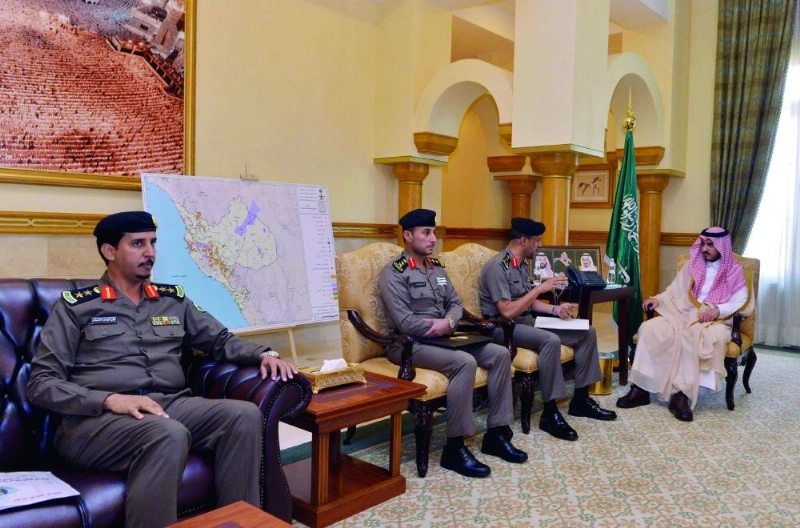 بدر بن سلطان خلال استقباله مديري المرور (مكة)