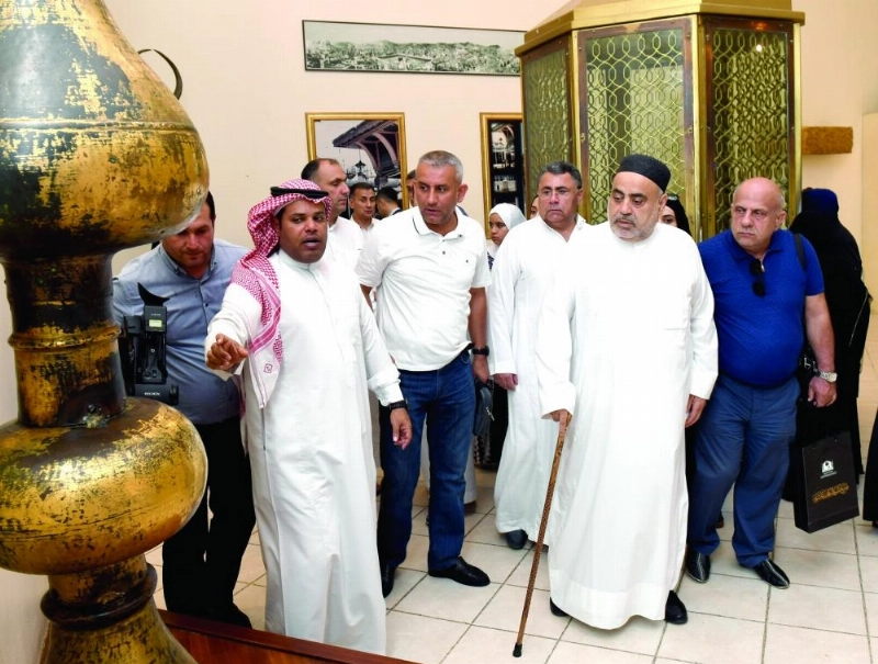الوفد يستمع لشرح خلال الزيارة (مكة)