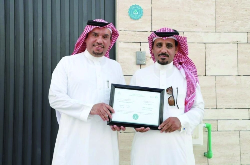 أثناء تسليم الشهادة (برنامج جودة البناء)
