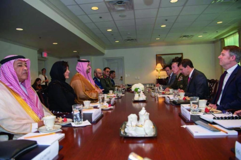 خالد بن سلمان خلال لقائه مارك إسبر (واس)