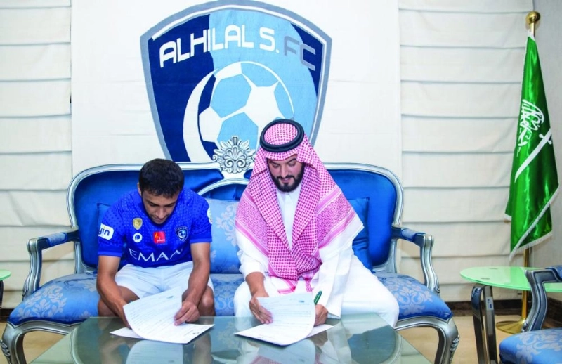 الشلهوب موقعا على التجديد (إعلامي الهلال)