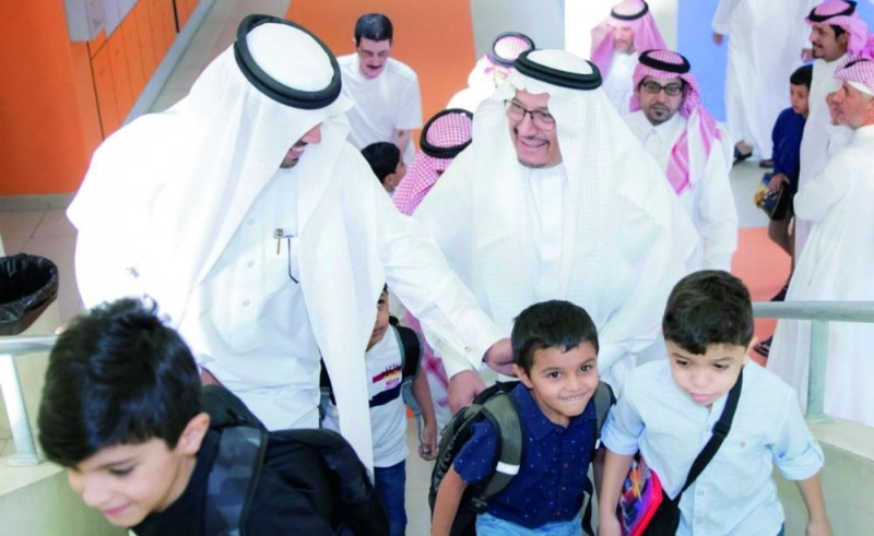 حمد آل الشيخ خلال حضوره الطابور الصباحي (مكة)