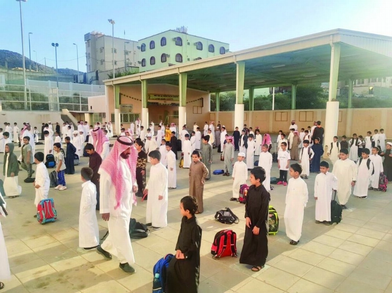 طلاب بالحد الجنوبي خلال عودتهم للدراسة أمس