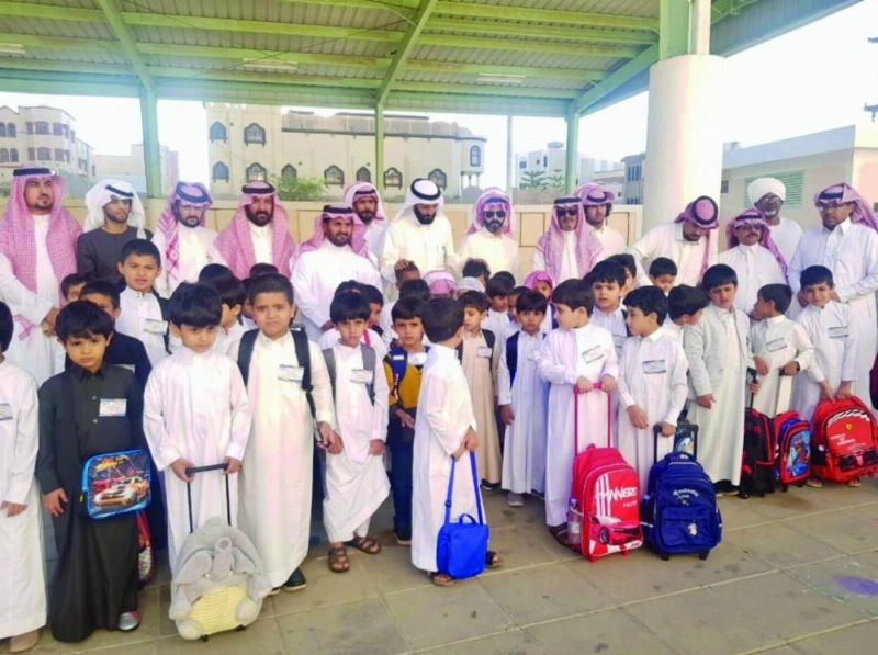 طلاب بالحد الجنوبي خلال عودتهم للدراسة أمس (مكة)