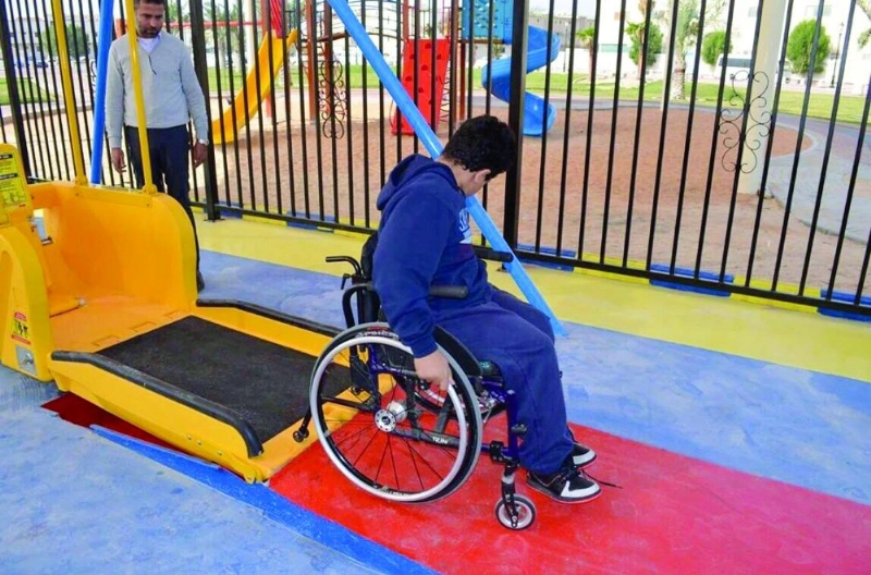 طفل معاق على كرسي متحرك