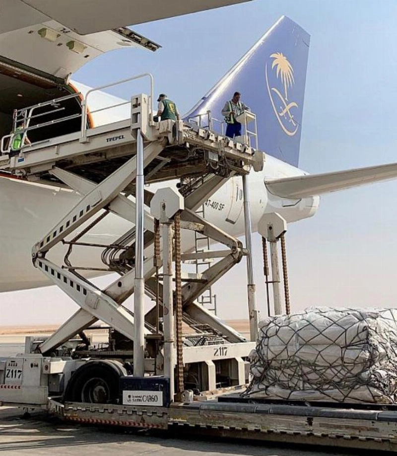 الخطوط السعودية تنقل المواد الإغاثية العاجلة (واس)