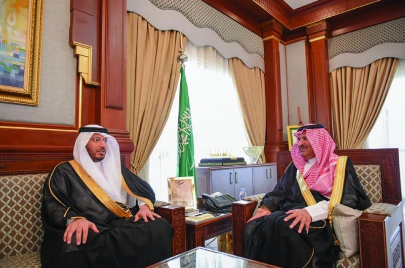 فيصل بن سلمان خلال استقباله ماجد الفياض (واس)