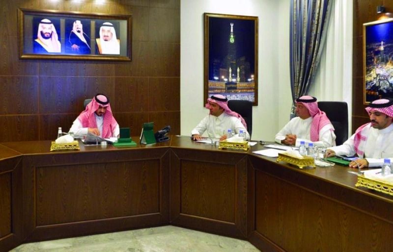 بدر بن سلطان لدى اجتماعه مع ماجد الحقيل (مكة)