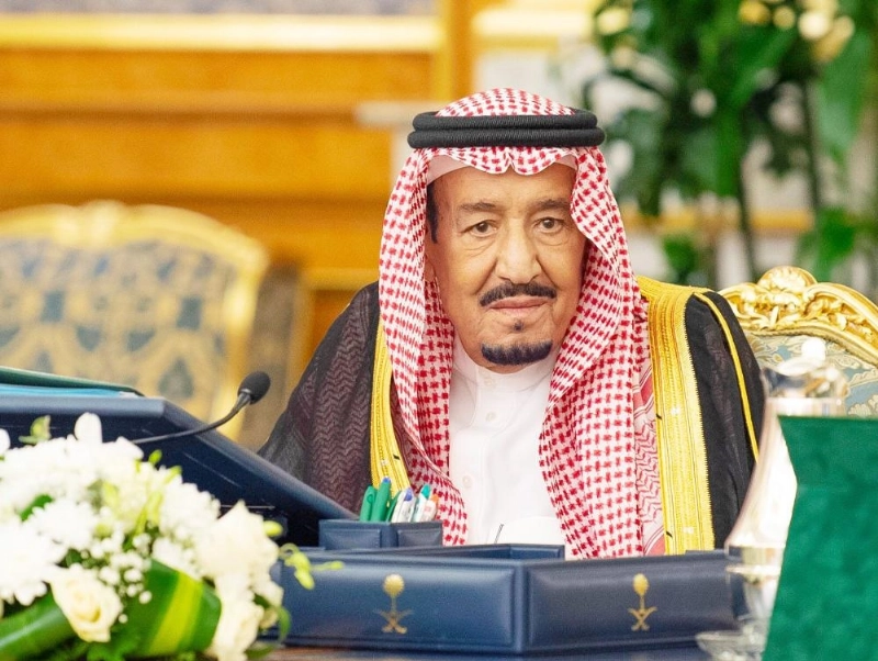 الملك سلمان لدى ترؤسه جلسة مجلس الوزراء في قصر السلام بجدة أمس (واس)