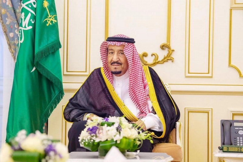 الملك سلمان خلال أداء وزير الصناعة القسم في قصر السلام بجدة أمس (واس)