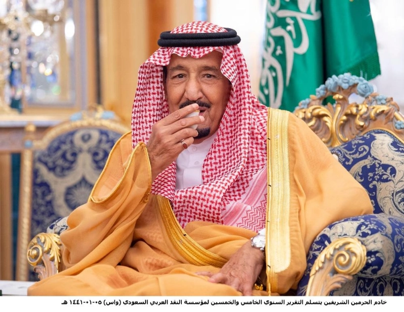 الملك سلمان خلال استقباله الجدعان والخليفي ووكلاء المحافظ (واس)