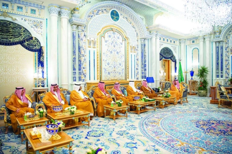 خادم الحرمين خلال تسلم التقرير السنوي لمؤسسة النقد (واس)