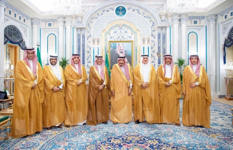 خادم الحرمين متوسطا محمد الجدعان وأحمد الخليفي ووكلاء المحافظ