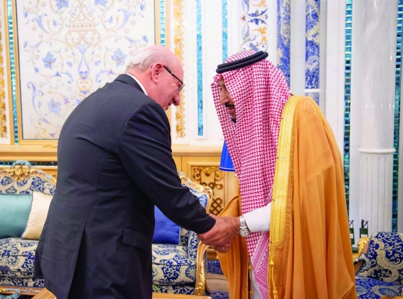 الملك سلمان لدى استقباله ناصر حمدي في قصر السلام بجدة أمس (واس)