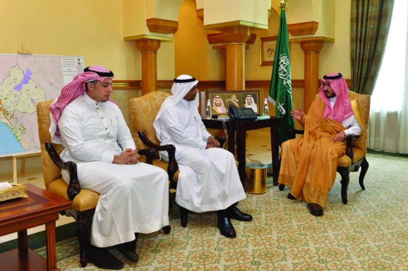 بدر بن سلطان لدى استقباله عبدالفتاح مشاط (مكة)