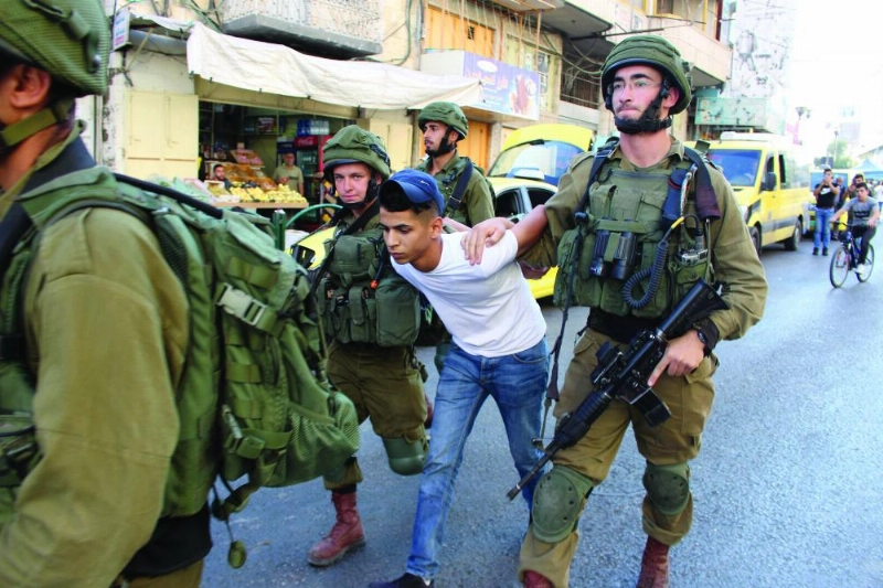 قوات الأمن الإسرائيلية تعتقل فلسطينيا في الخليل (د ب أ)