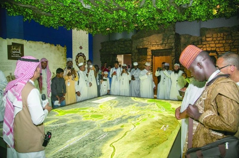 مشاركون في المسابقة يطلعون على خريطة للمواقع الأثرية (واس)