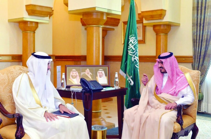 بدر بن سلطان لدى استقباله رامي كنسارة في مقر الإمارة بجدة (مكة)
