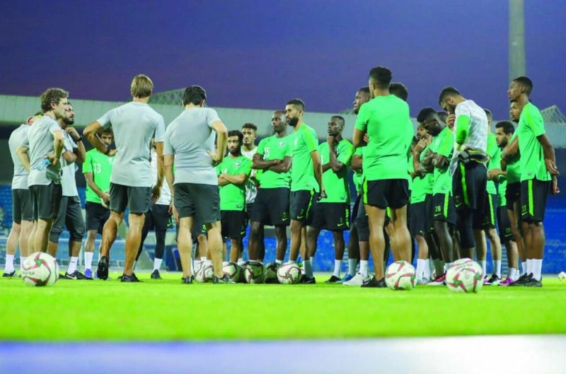 هيرفي ينقل تعليماته وتوجيهاته للاعبين (مكة)