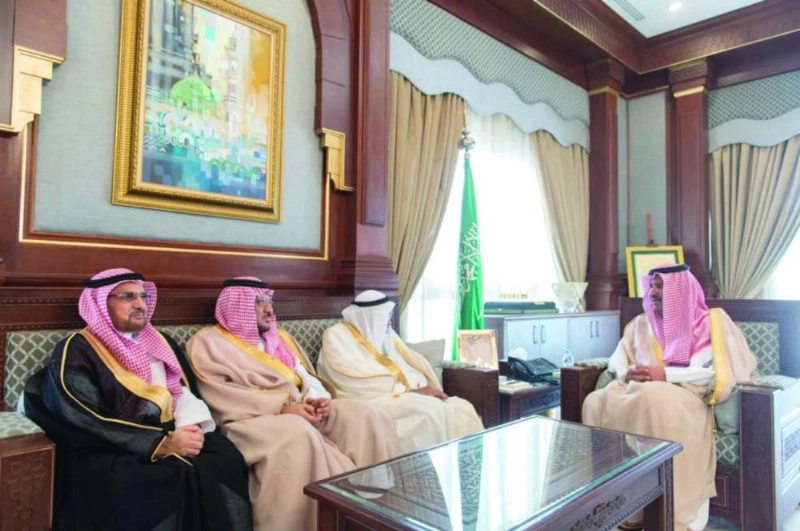 فيصل بن سلمان خلال لقائه فريق العمل (واس)