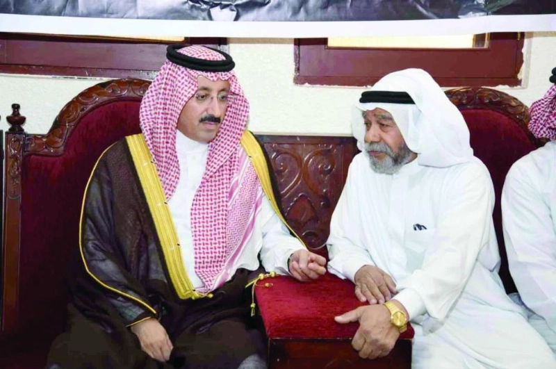 بدر بن محمد خلال تعزيته لأسرة الشهيد وليد العمران (واس)