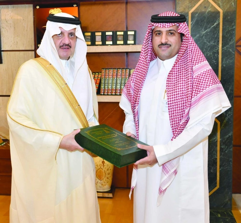 سعود بن نايف خلال استقباله عبدالله عباجة (مكة)